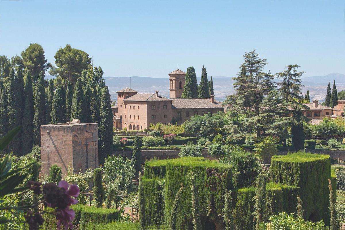 I giardini dell'Alhambra si trovano a Granada.