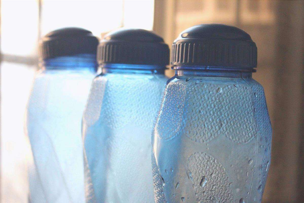 Le bottiglie di plastica possono essere usate come annaffiatoi.