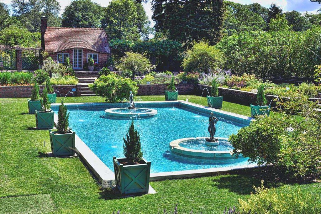 jardin con piscina