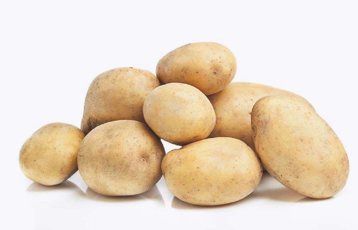 patate a buccia sottile su sfondo bianco